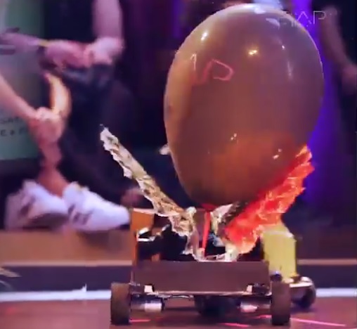 Imagem real do robô com a arma aberta na Robocup