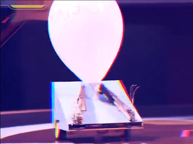 Imagem real do robô com a arma fechada na Robocup